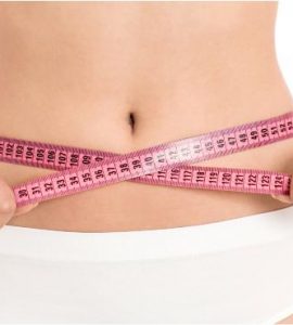 persona midiéndose las caderas