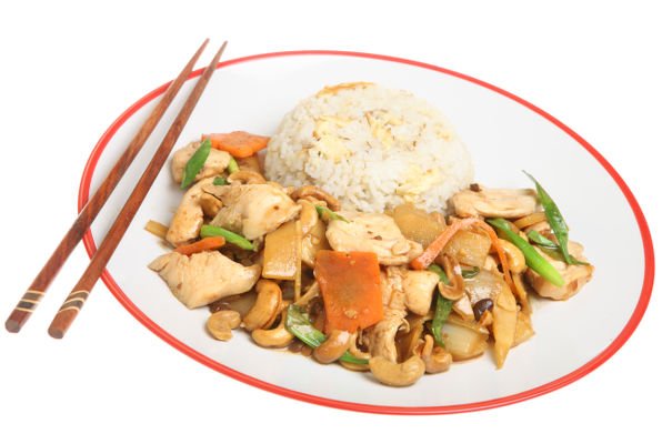 Es recomendable mezclar el arroz con proteínas y verduras