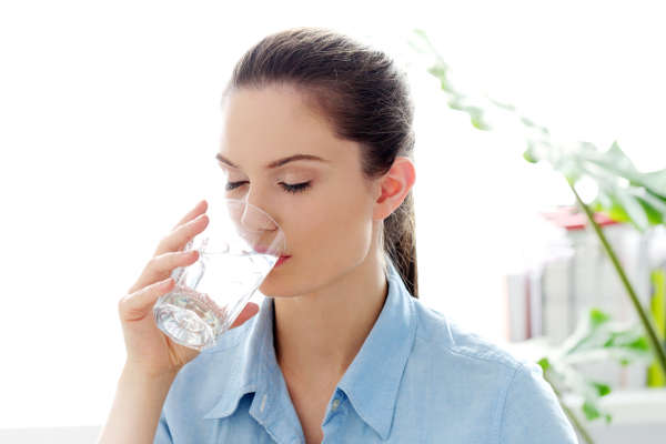 Beber agua en abundancia nos ayuda a eliminar toxinas y líquidos