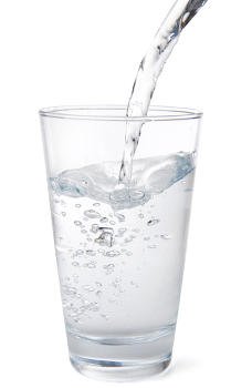 Beber agua para evitar la deshidratación