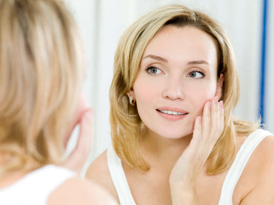 Los cosméticos para el contorno de ojos deben ser ricos en sustancias hidratantes, antioxidantes y regeneradoras