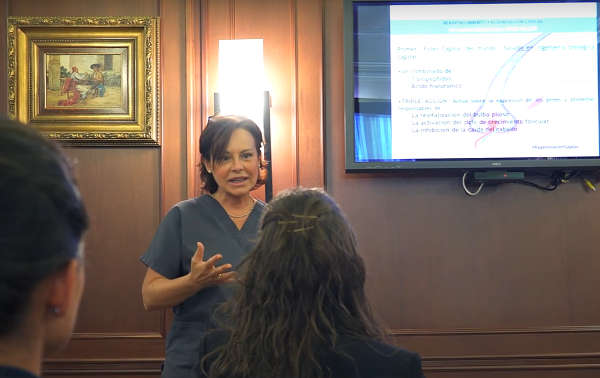 La Dra. Josefina Royo de la Torre imparte un curso interno de formación en IML