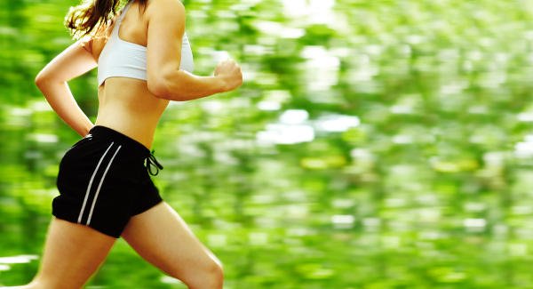 Correr y caminar son dos ejercicios recomendados para mantener los glúteos firmes