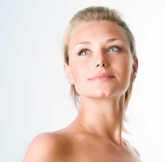 El envejecimiento facial se manifiesta a través de las arrugas, lesiones pigmentarias, descolgamiento facial y adelgazamiento cutáneo
