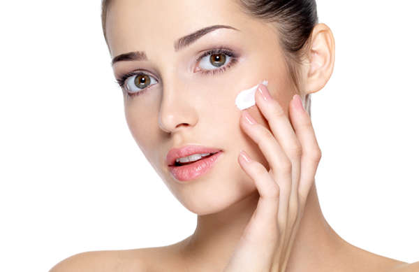 Nuestros dermatólogos recomiendan la hidratación diaria para reparar la piel tras la exposición al sol