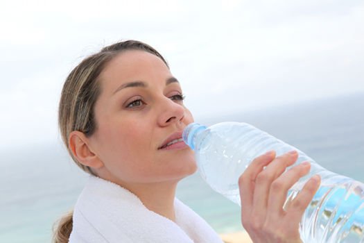 Beber agua y bebidas saludables para prevenir la deshidratación