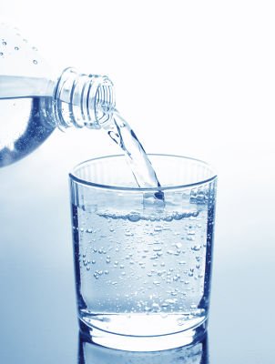 Es recomendable beber 2 litros de agua al día
