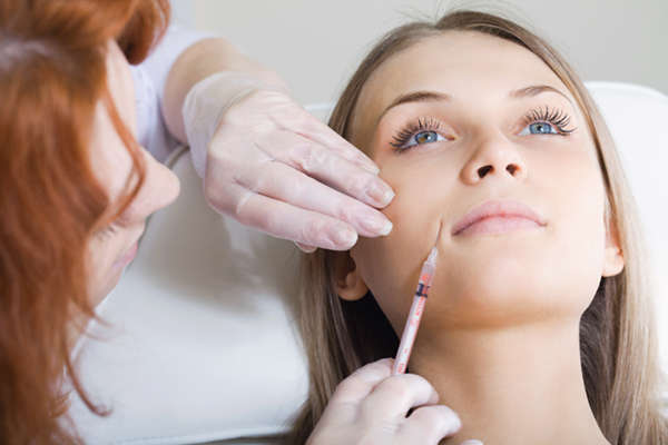 El tratamiento de mesoterapia facial produce un efecto de belleza flash, aportando luminosidad al rostro