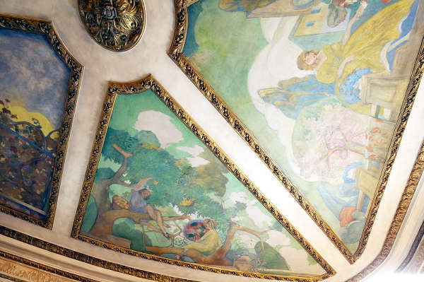 Detalle de un gran óleo que decora el techo de uno de los salones en el Palacio de Nerva
