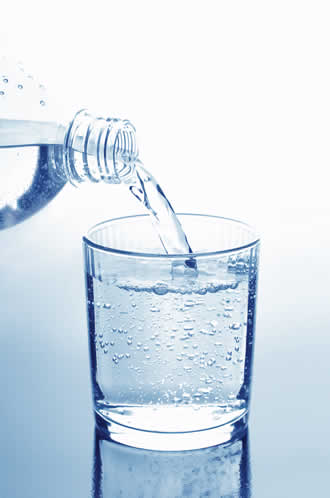 Para mantener un aspecto joven y saludable debemos beber 8 vasos diarios de agua