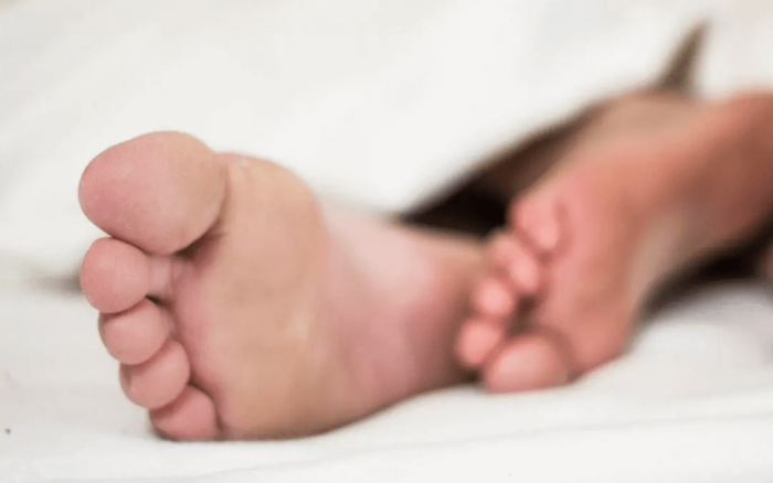 pies en una cama