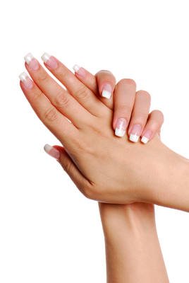 Las características de la piel de las manos favorece su envejecimiento