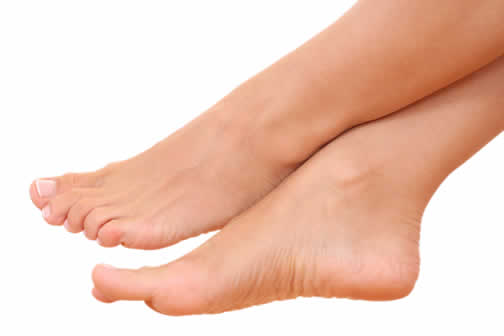 Los pies pueden presentar piel atrófica y fotoenvejecida