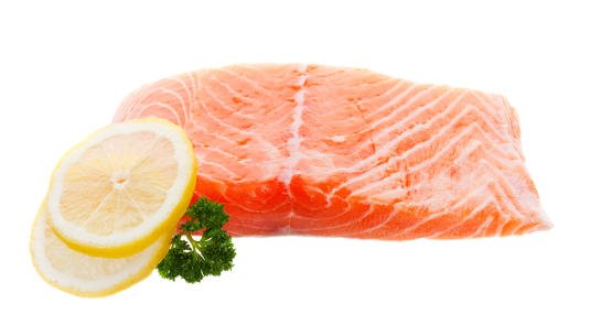 El pescado azul, como el salmón, es rico en ácidos grasos omega 3