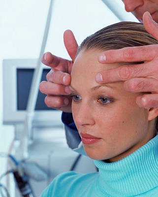 La Tensoendoscopia facial de IML eleva la cola de la ceja