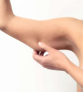 mujer tocandose el brazo