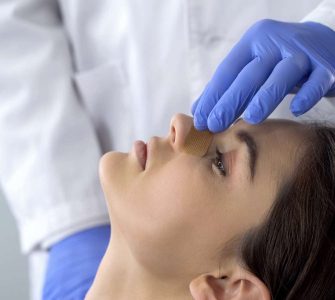 doctor tocando nariz de paciente