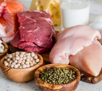 carne sobre tabla de madera