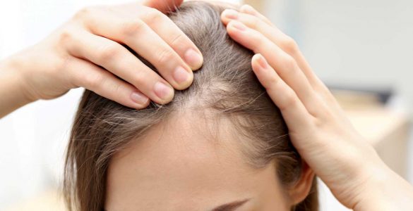 mujer tocando su pelo