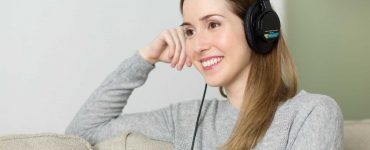 mujer escuchando música