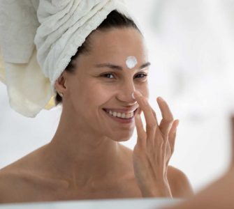 mujer frente a espejo