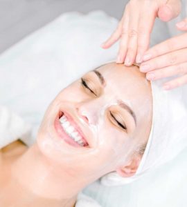 mujer con mascarilla