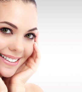 mujer tocando su cara