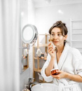 mujer aplicando mascarilla