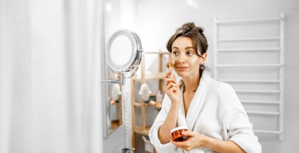 mujer aplicando mascarilla