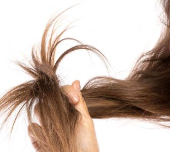 mujer mirando su pelo