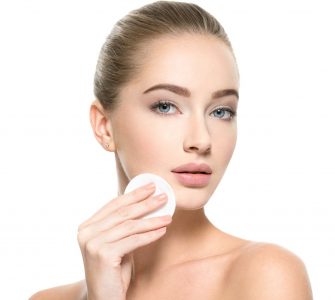 mujer desmaquillandose