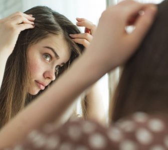 mujer mirando su pelo