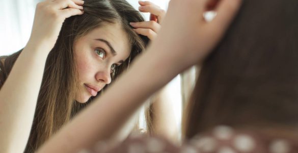 mujer mirando su pelo