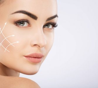 mujer con piel tersa