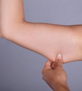 persona tocando su brazo