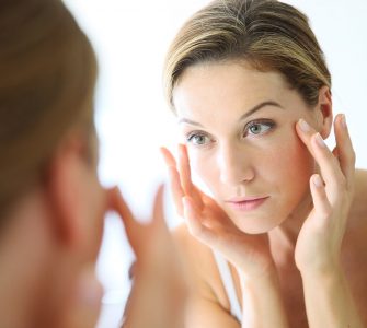 mujer tocando su cara