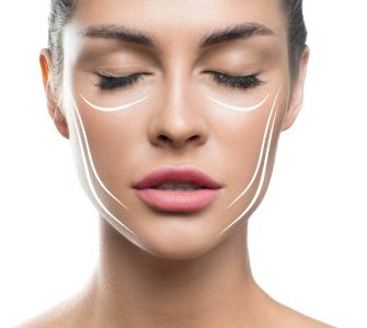 mujer con ojos cerrados