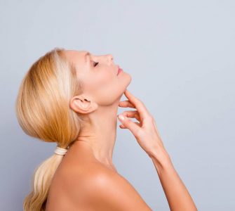 mujer tocando su cuello