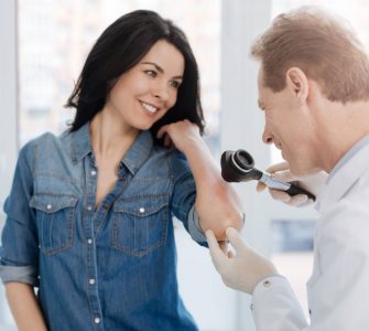 dermatolog inspeccionando