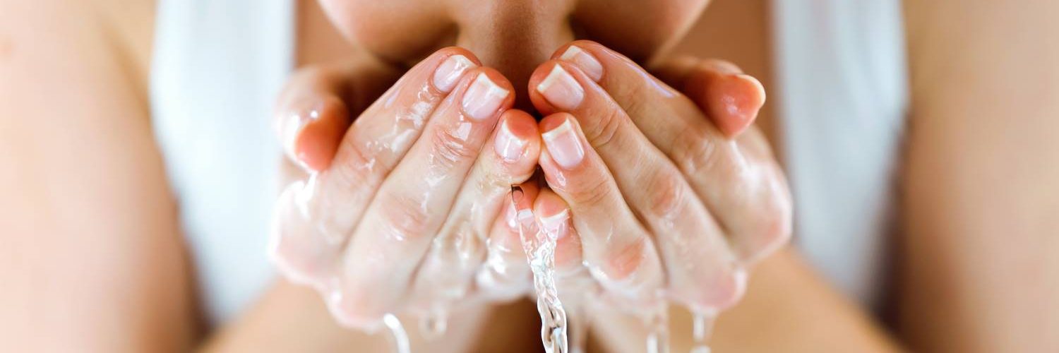 mujer lavando su cara