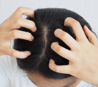 persona tocando su pelo