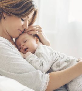 mujer con bebe en brazos