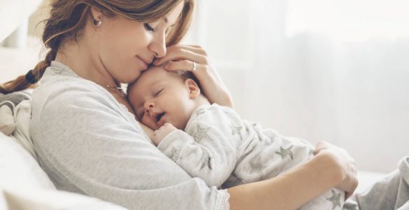 mujer con bebe en brazos