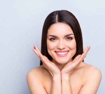 mujer sonriendo