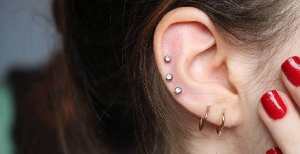 oreja de mujer con piercings