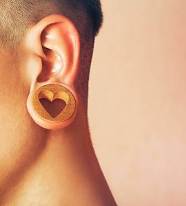 mujer con dilatacion en oreja