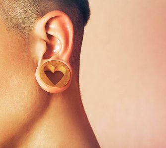 mujer con dilatacion en oreja