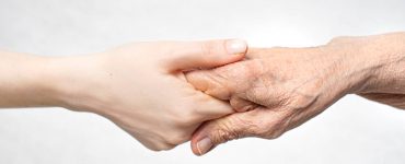 como cuidar manos envejecidas