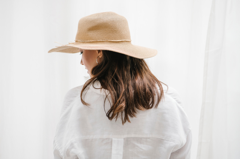 Evita la exposición solar y usa sombreros de ala ancha